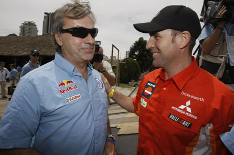 Inden starten på årets Rallye Dakar: Volkswagens Carlos Sainz (tidligere dobbelt rally-verdensmester) og Mitsubishis 9-dobbelte Dakar-vinder, Stephane Peterhansel.